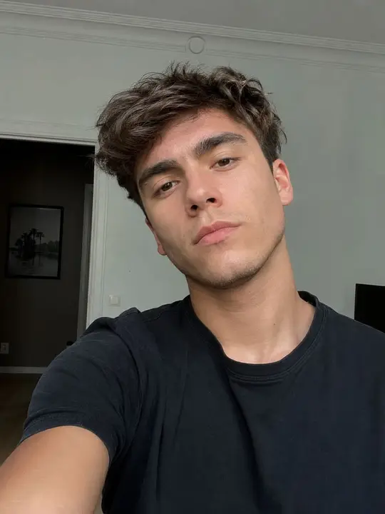 Before: the original selfie used for the Bodyguards AI prank example