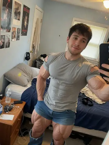 Exempel på Gym-eran: Personen har fått kroppen förvandlad till en extremt muskulös fysik som hos en professionell bodybuilder.