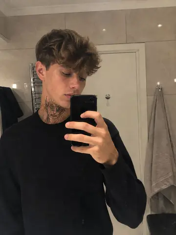 Exempel på Tatueringsskämt: Personen har fått en stor, realistisk tatuering, en så kallad sleeve, som täcker hela armen.